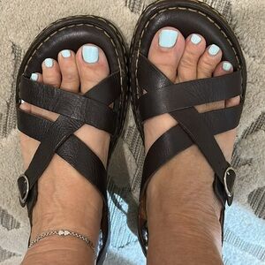 BORN Full Grain Leather Cross Strap Sandals |Size 9